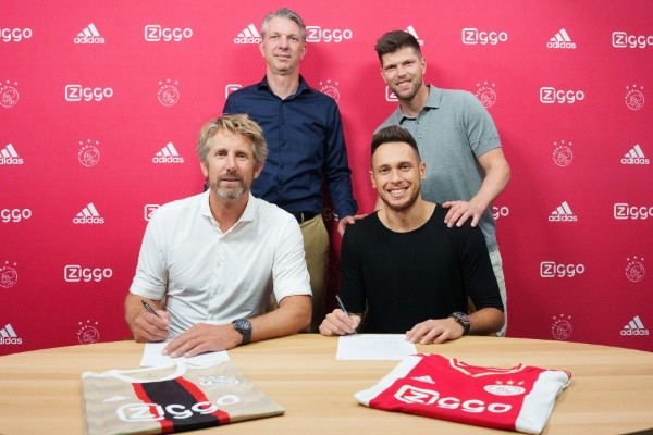 Lucas Ocampos firmando su contrato junto al director general Edwin Van der Sar. (Foto: Ajax).