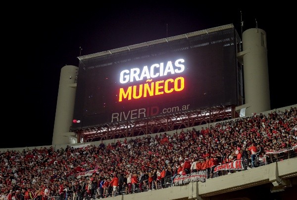 La pantalla gigante del Monumental en la previa al partido. (Foto: Getty).