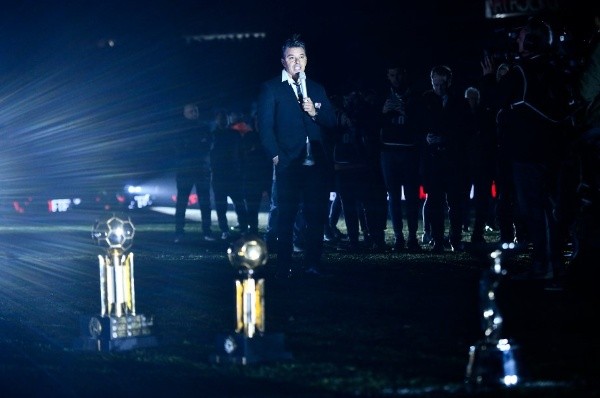 En el campo de juego estuvieron los 14 trofeos que ganó en estos ocho años y medio. (Foto: Getty).