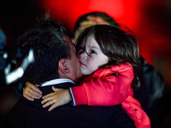 El abrazo del hijo más pequeño al Muñeco en la despedida del Monumental (Foto: Getty).