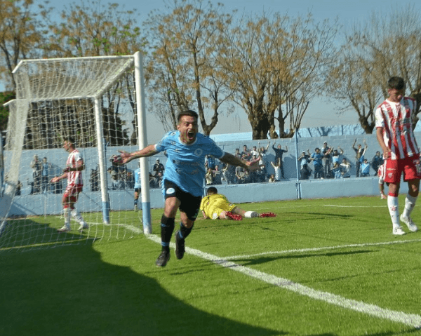 Uno de los dos goles de Olivera con la camiseta del CADU, en este caso ante Talleres de Escalada. (Foto: Prensa CADU).
