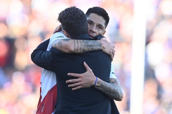 Enzo Pérez abraza a Marcelo Gallardo. (Foto: Prensa River).