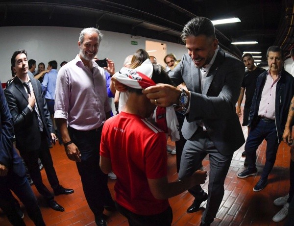 El momento en el que Micho le regaló la camiseta a Federico, el hijo de su amigo: (Foto: Hernán Cortéz).