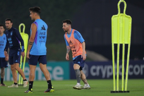 Messi se entrenó sin problemas y jugará desde el arranque contra Arabia. (Foto: Prensa AFA).