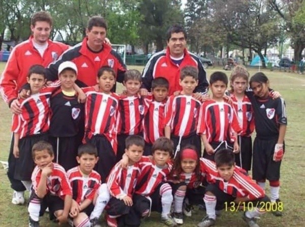 La categoría 2001, con Enzo Fernández en el medio, en un torneo infantil disputado en Sunchales (Santa Fe).