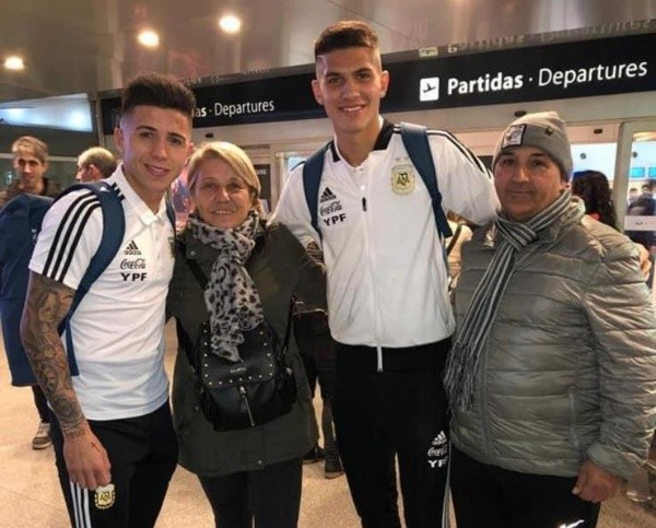 Marta y Raúl, los papás de Enzo, con los juveniles que se iban con la Selección a L&#039;Alcudia (Foto: Gentileza Imanol Segovia).