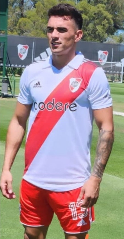 Enzo Díaz con el número 13.