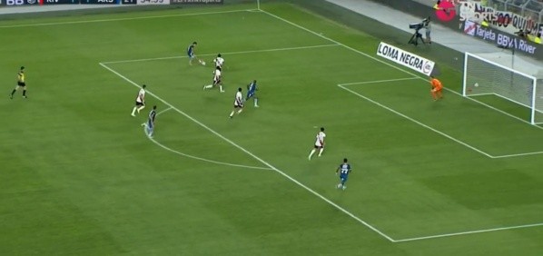 En el segundo gol, González Pirez salió muy lejos (y solo) a cortar a Sporle y Enzo Pérez nunca llegó a tomar a Leal.