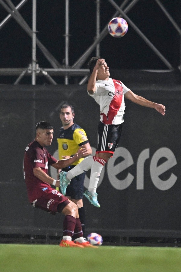 El salto de Oswaldo Valencia, autor del 1-0 del Más Grande (Foto: Diego Haliasz / La Página Millonaria)