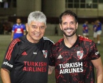 El Pitu Abelairas junto a Máximo Gallardo, DT del Fútbol Senior.