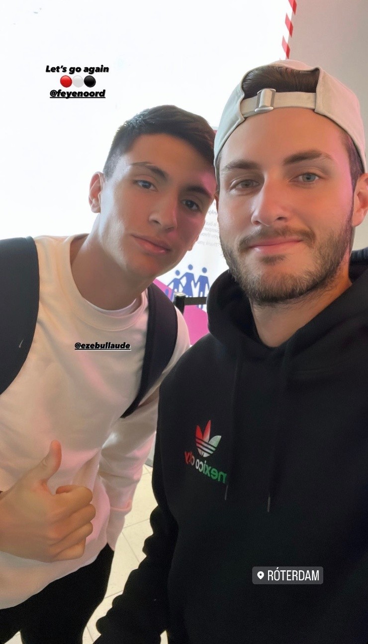 Santiago Giménez junto con Ezequiel Bullaude