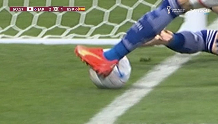 Parecía que el gol se anulaba por la salida del balón, pero el VAR determinó que no se fue en su totalidad (Captura de TyC Sports)