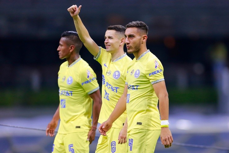 CIUDAD DE MEXICO, MEXICO - OCTUBRE 15: Pedro Jesus Aquino (I),Alvaro Fidalgo (C) y Sebastian Enzo Caceres (D) del America en festejo al final de el juego de los cuartos de final del Torneo Apertura 2022 de la Liga BBVA MX en el Estadio Azteca el 15 de Octubre de 2022 en Ciudad de Mexico, Mexico. (Foto: Mauricio Salas/JAM MEDIA)
