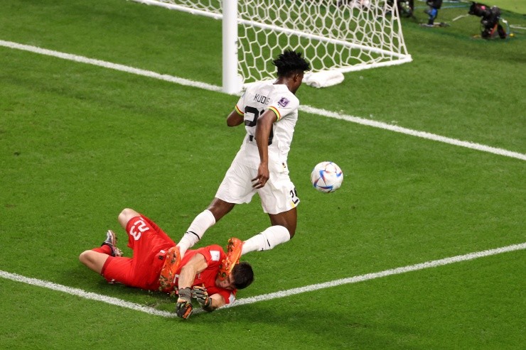 Rochet llegó tarde y le cometió penal a Kudus. (Getty Images)