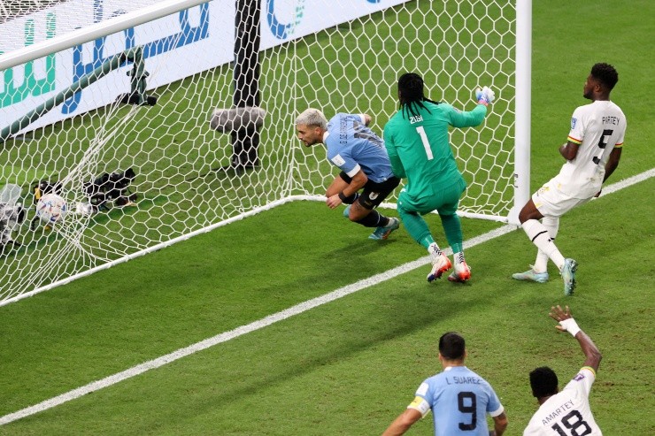 De Arrascaeta la empujó tras un remate bloqueado de Suárez (Getty Images)