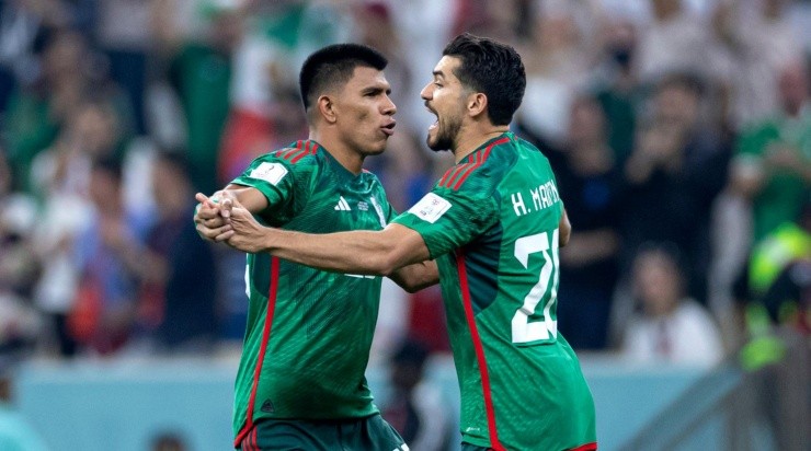 Gallardo y Henry en festejo de gol contra Arabia. (Imago 7)