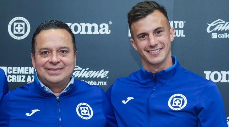 Lotti y Velázquez esperan por Suárez. (@CruzAzul)