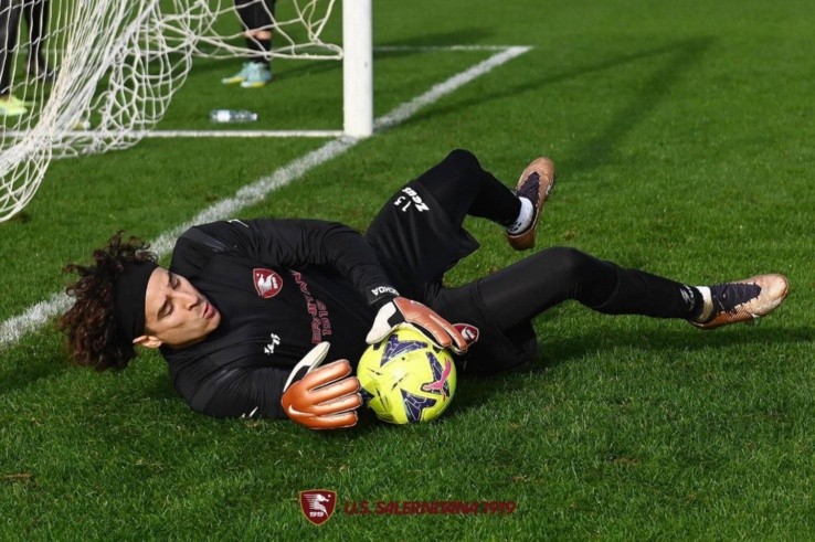 Guillermo Ochoa usará el número 13 en Salernitana