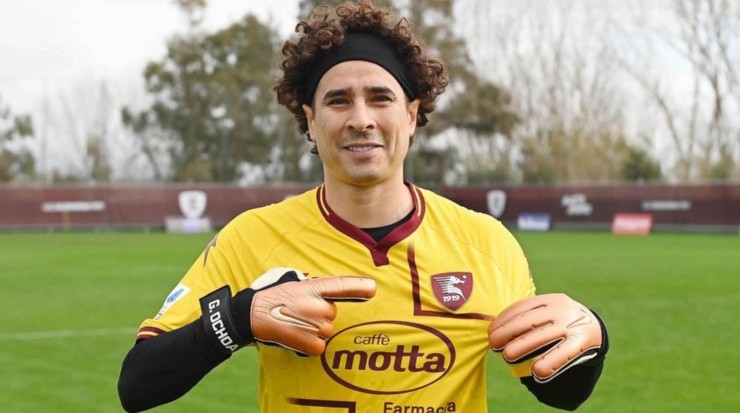 Ochoa está listo para debutar con la camiseta del Salernitana (@OfficialUSS1919)