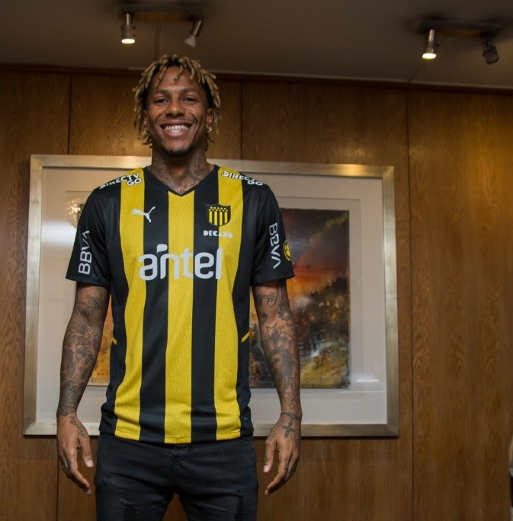 Abel Hernández fue presentado en Peñarol (OficialCAP)