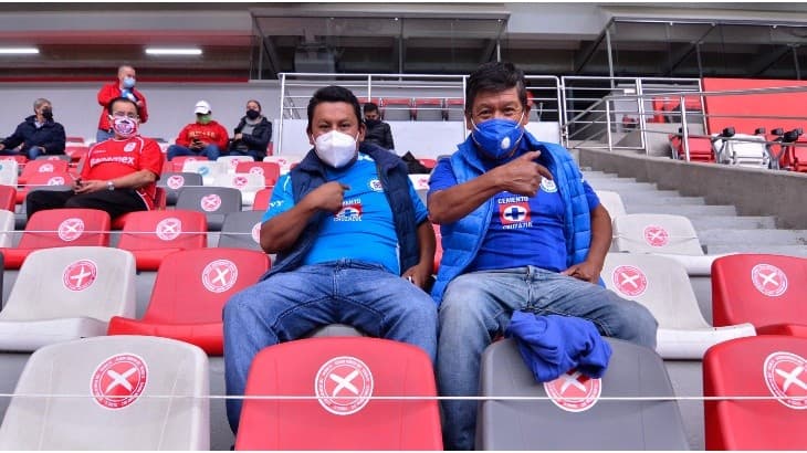 Aficionados de Cruz Azul se preparan para ir al Nemesio Díez.