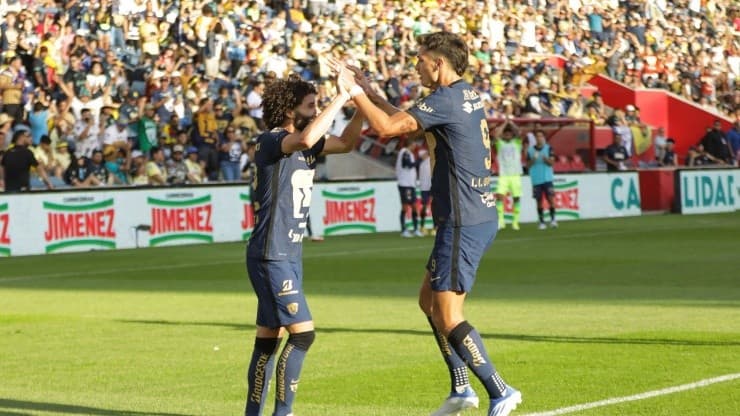 Juan Dinenno celebrating with César Huerta Pumas pre-season Apertura