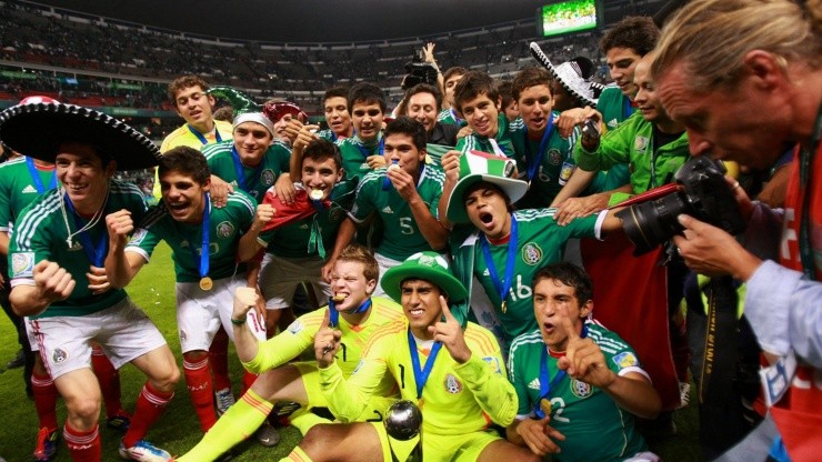 La selección mexicana con el título del Mundial sub 17.