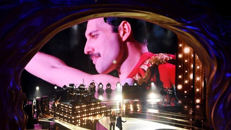 Freddie Mercury se proyecta en pantalla mientras Adam Lambert + Queen actúan en la 91a Entrega Anual de los Premios de la Academia en Dolby Theatre en 2019