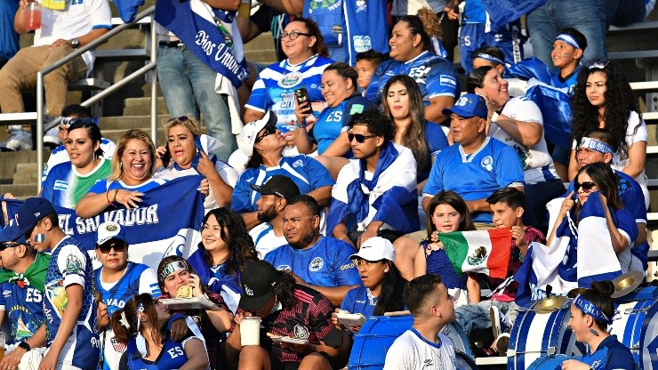 La afición de El Salvador tiene a México como su principal rival.