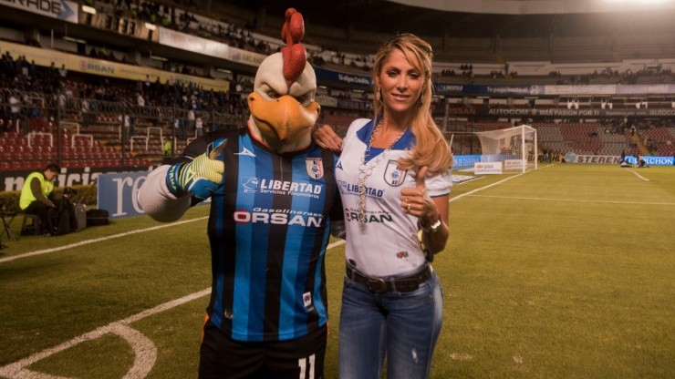 Inés Sainz con la mascota del Querétaro.