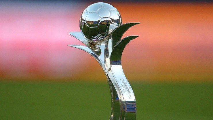 El trofeo de la Liga MX Femenil espera por sus campeonas.