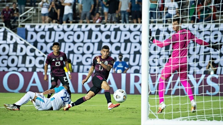 Orbelín Pineda marca un gol en el duelo más reciente de México con Guatemala.