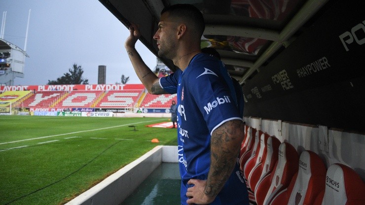 Edgar Méndez se resguardó en una banca del estadio Victoria.