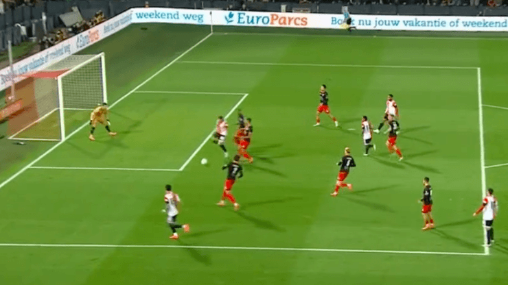 Santi Giménez estuvo cerca de poner el tercero del Feyenoord