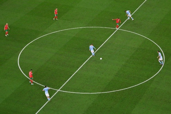 Equipos en el campo de juego, ya comenzó el partido (Getty Images)