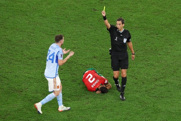 Aymeric Laporte y una dura entrada sobre Hakimi (Getty Images)