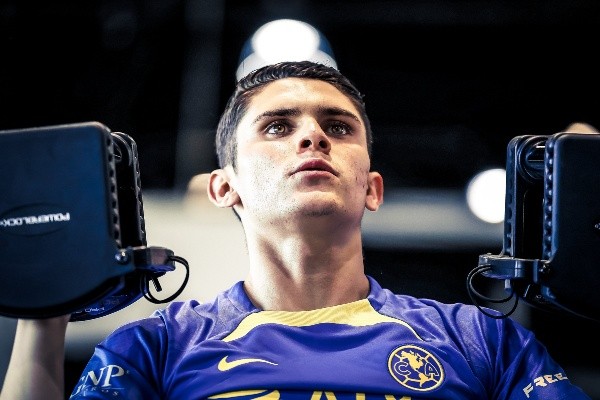 Israel Reyes ya se gana a los aficionados del América (América)