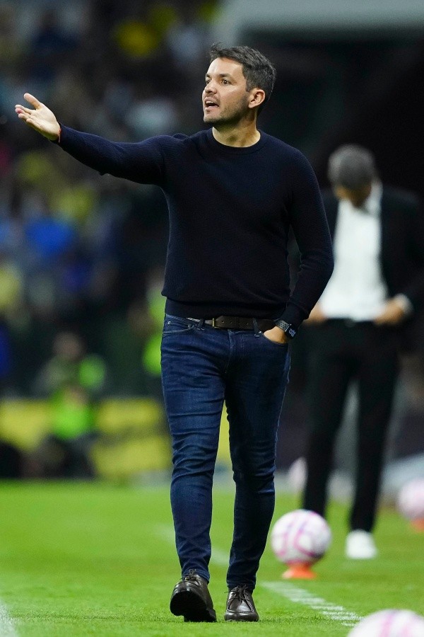 Nicolás Larcamón asegura que Papá Noel traerá más refuerzos a Léon (Imago 7)