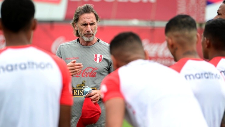 Ricardo Gareca dirigiendo un entrenamiento de la Selección Peruana. (Foto: Twitter Selección Peruana)