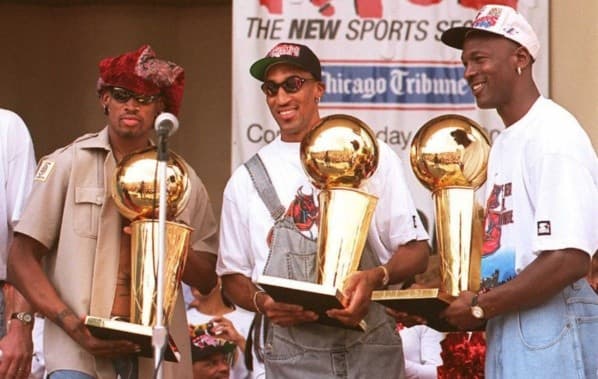 Michael Jordan celebrando el segundo tricampeonato de Chicago Bulls con Scottie Pippen y Dennis Rodman (Getty Images)