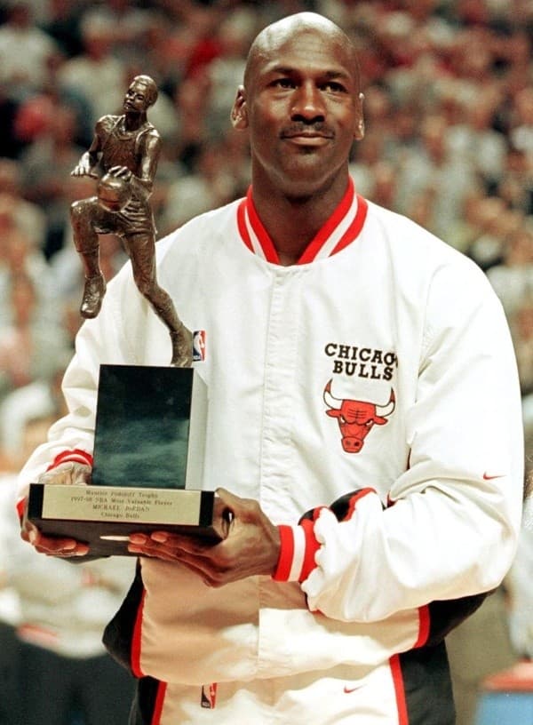 Michael Jordan levantando premio al Jugador Más Valioso de temporada 1997-98 (Getty Images)