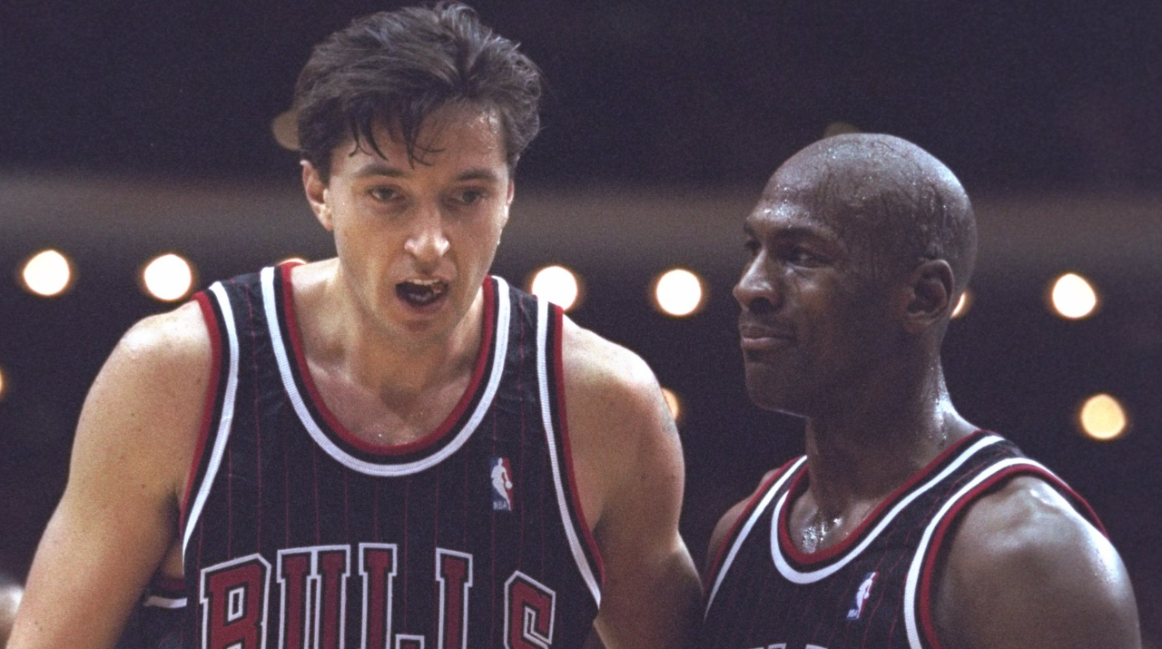 Tony Kukoc y Michael Jordan