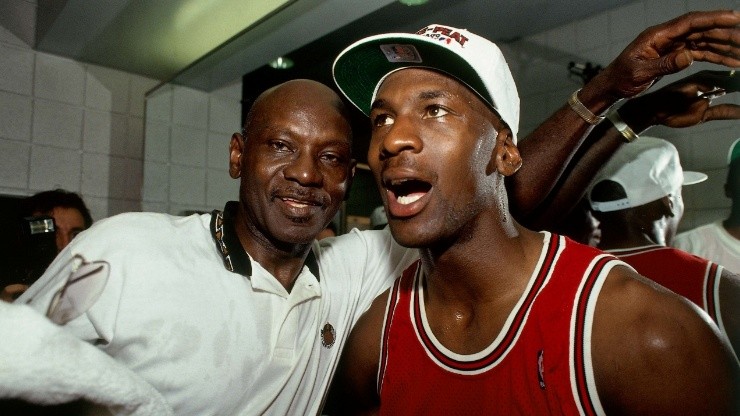 Michael Jordan y su padre James tras el título de Chicago Bulls en 1993