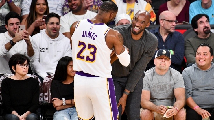 LeBron James enccontrándose con Kobe Bryant