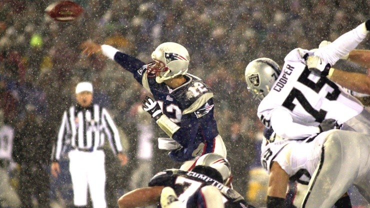 Tom Brady con New England Patriots ante Oakland Raiders en 2002