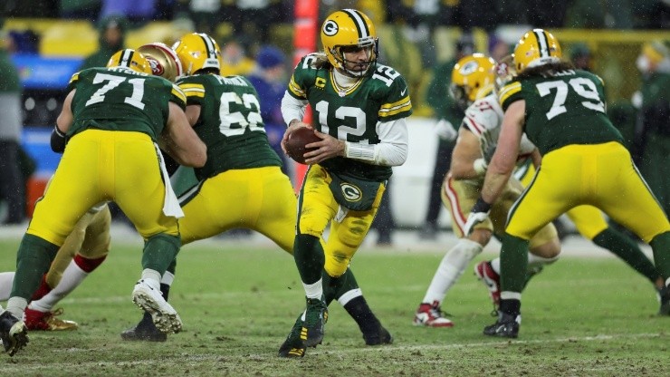 Aaron Rodgers comandando la ofensiva de Green Bay Packers