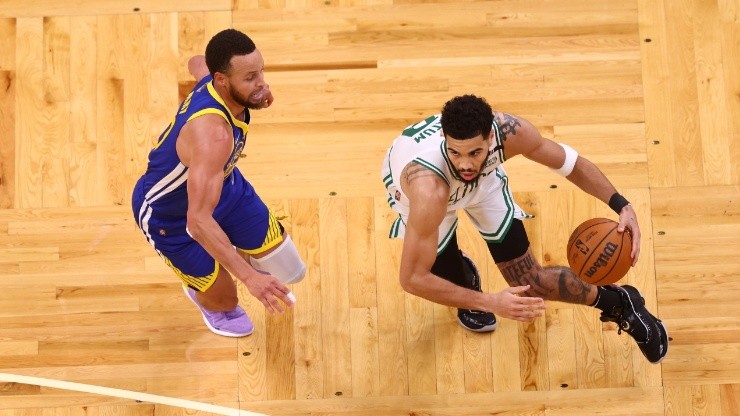 Stephen Curry enfrentando a Jayson Tatum en NBA Finals 2022