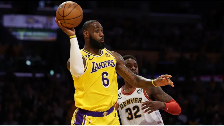 LeBron James jugando para Los Angeles Lakers en NBA Playoffs 2023.
