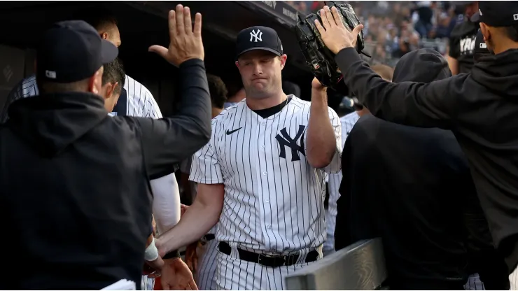 Gerrit Cole siendo felicitado por compañeros en New York Yankees.
