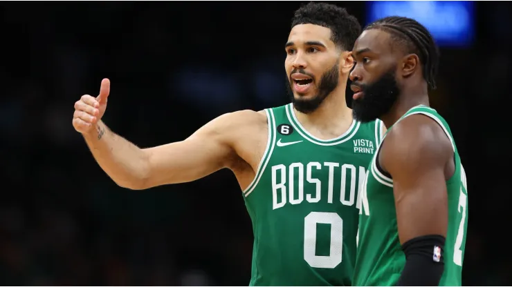 Jayson Tatum y Jaylen Brown con Boston Celtics en NBA Playoffs 2023.

